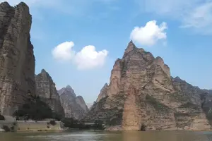 Tour image of Private Day Tour to Binglingsi Caves and Liujiaxia Reservoir from Lanzhou